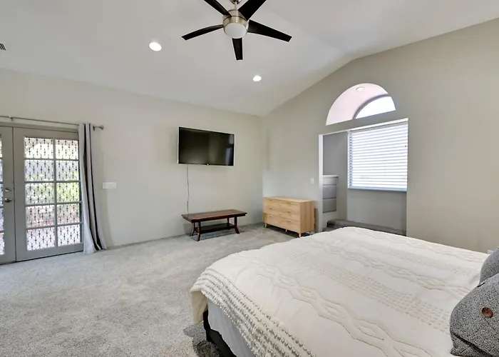 Near Red Rock State Park With Balcony Holiday home